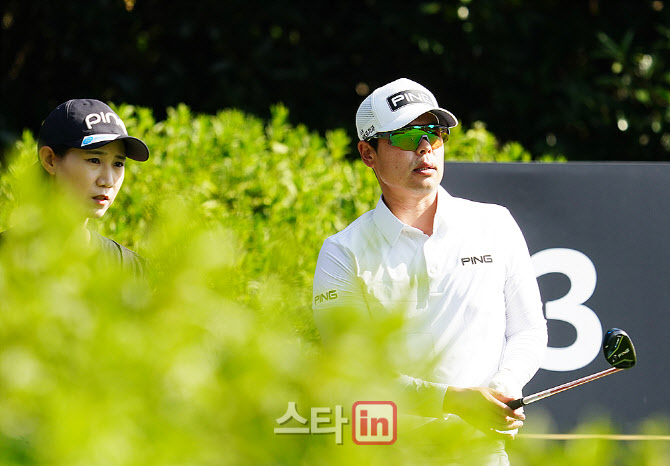 [포토] 김학형, 아내 캐디와 작전 타임
