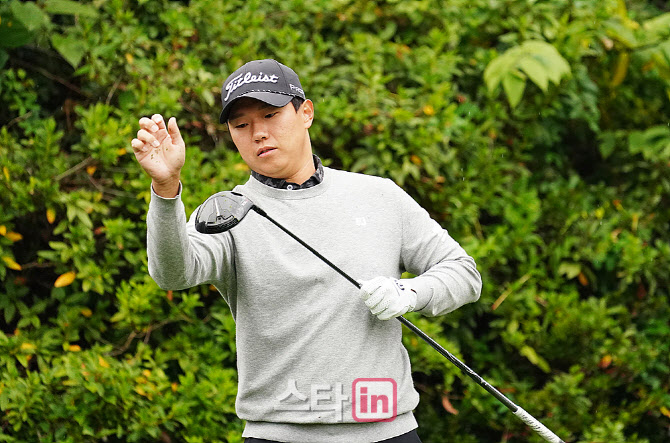 [포토] 이상희, 클럽 페이스 닦고
