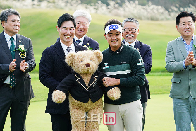 [포토] 박상현, 테디밸리 골프앤리조트 김민 부회장으로부터 테디베어