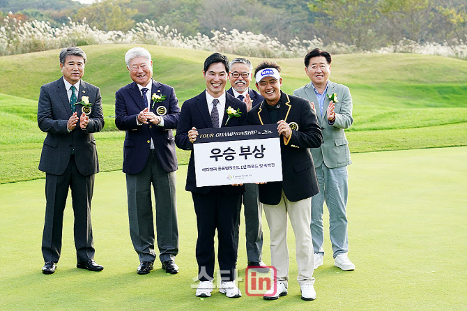 [포토] 박상현, 김민 테디밸리 골프앤리조트 부회장으로부터 우승 부상