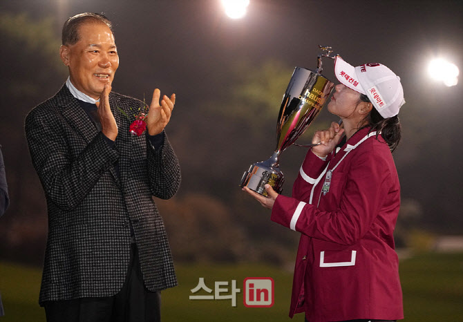 [골프in 포토]황유민-최등규 회장,우승 기쁨의 키스
