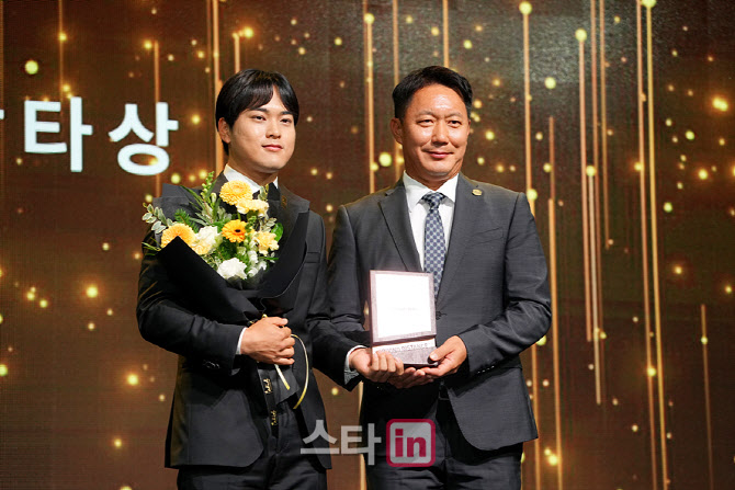 [골프in 포토]여성진-남영우 부회장,장타상 시상