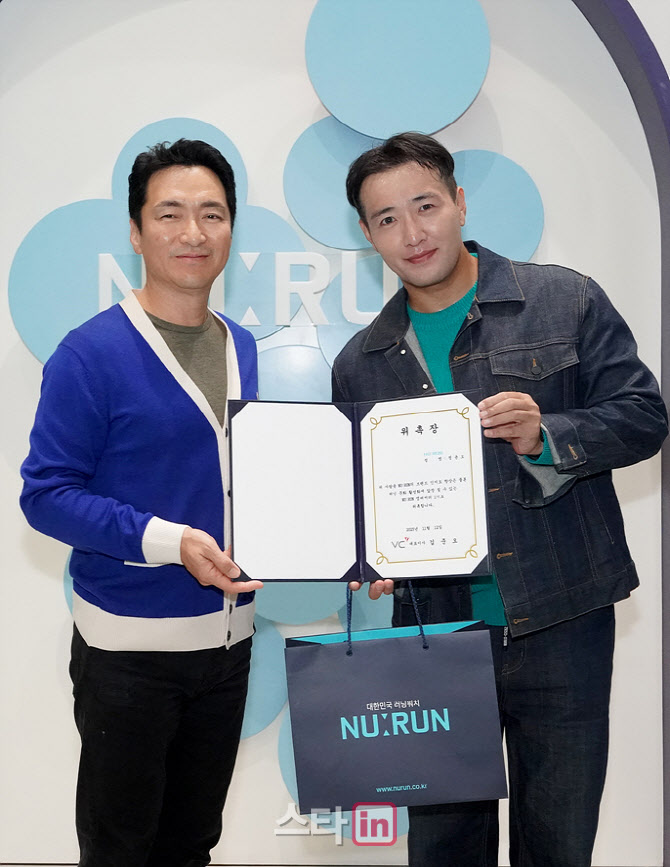 [포토]김준오 대표-정윤오,위촉패 전달식