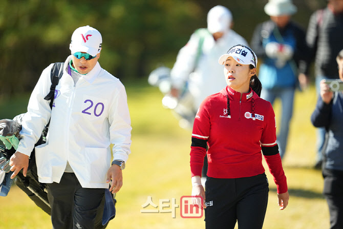 [포토]김수지,여유로운 발걸음
