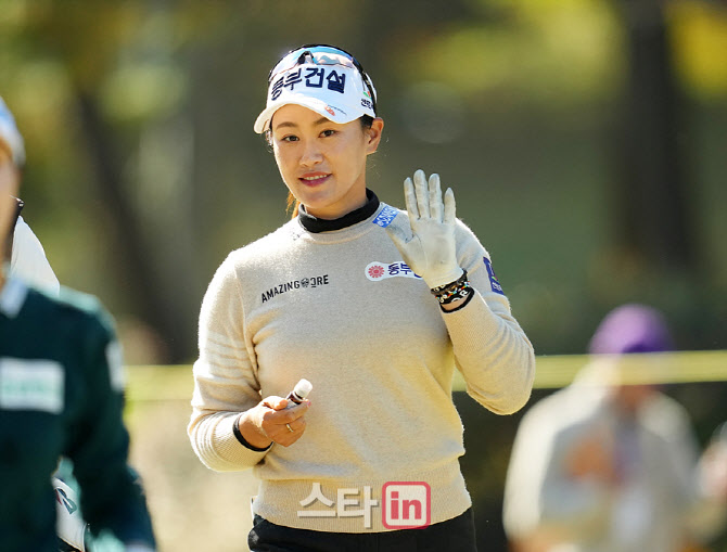 [포토]지한솔,밝은 손인사로 승리갑니다