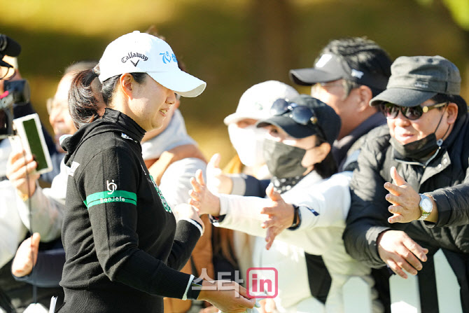 [포토]마다솜,팬들과 하이파이브 출발