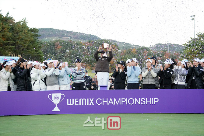 [포토]홍정민,화려한 축하 폭죽과 함께