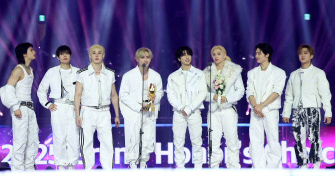 스키즈 5관왕·아이브 4관왕… 팬심이 그린 여섯 별자리