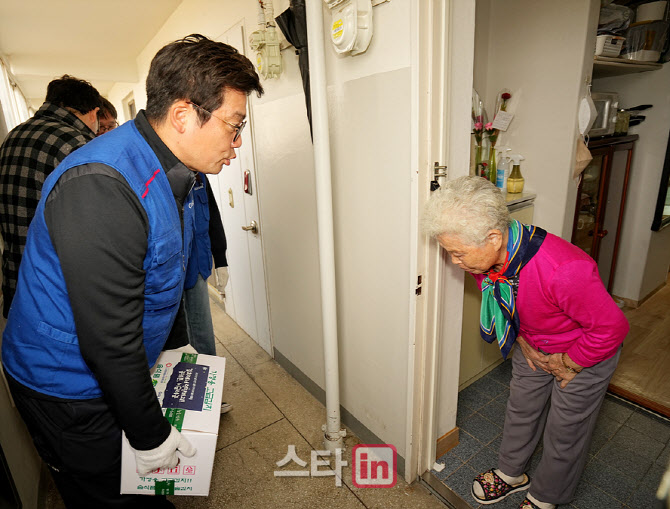 [포토]손장순 상무,올해도 김치 나눔 왔습니다