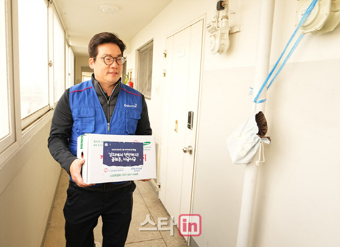 [포토]손장순 상무,마지막 김치 배달 장소로 이동합니다