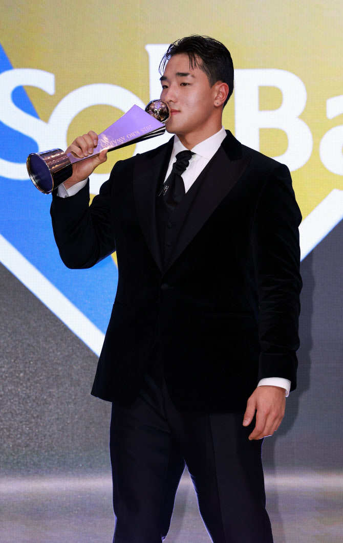 '차세대 거포 예약' 안현민 "내 신인왕, 현역 군복무 선수들에 희망되길"