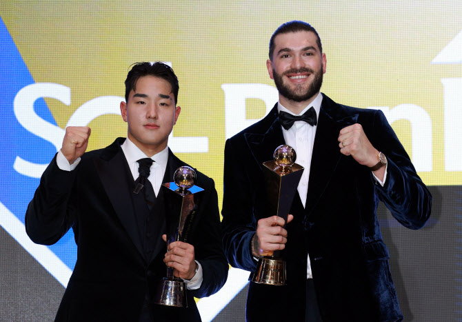 '투수 4관왕' 폰세, 2025 KBO리그 'MVP' 등극...신인왕은 안현민