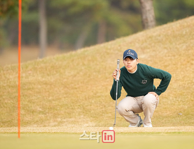 [포토]윤태환,퍼트라인을 파악한다