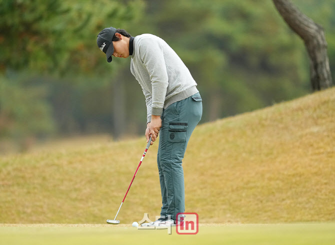 [포토]최지훈,버디로 올라간다