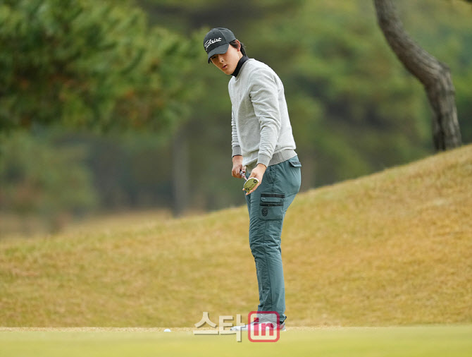 [포토]최지훈,퍼트라인을 확인한다