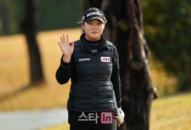[포토]이수민,밝은 미소 손인사
