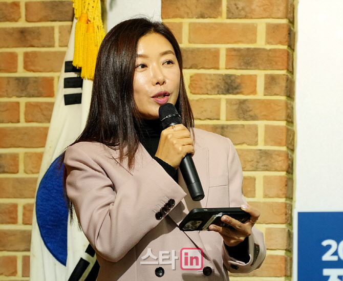 [포토]장옥영 대표,동시 통역도 척척