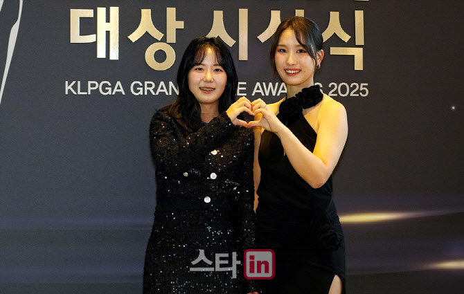 [포토]황유민-이율린,절친 인증 손하트