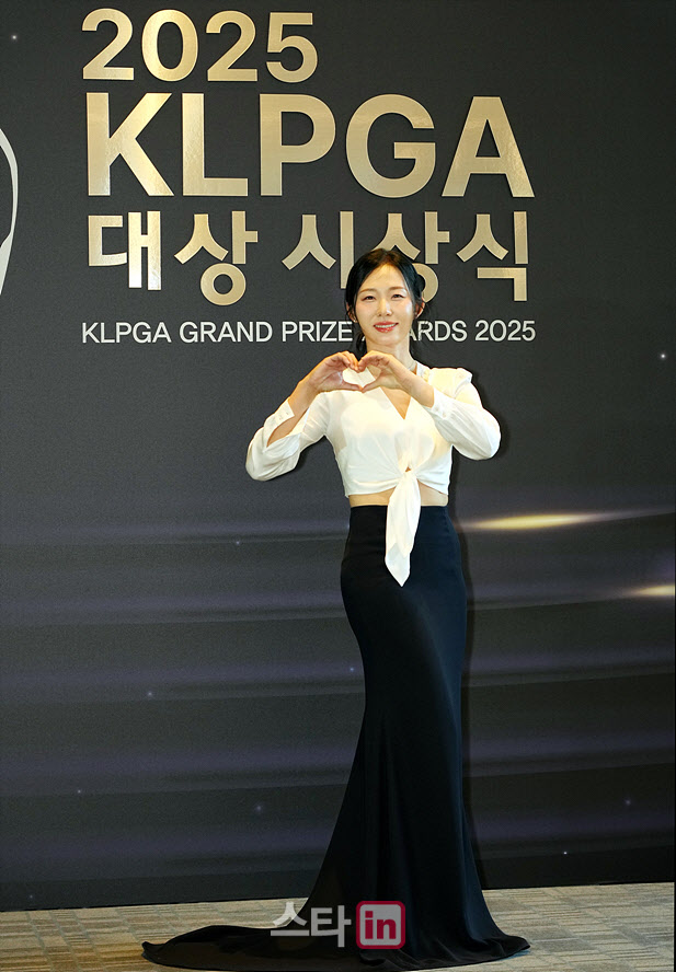 [포토]배소현,아름다운 라인 손하트