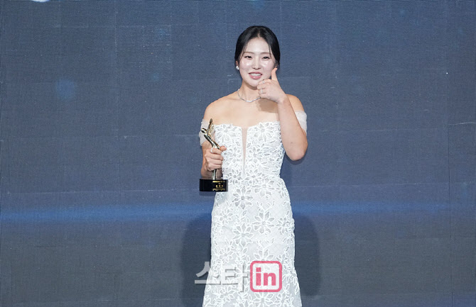 [포토]유현조,대상 트로피 들고 엄지척