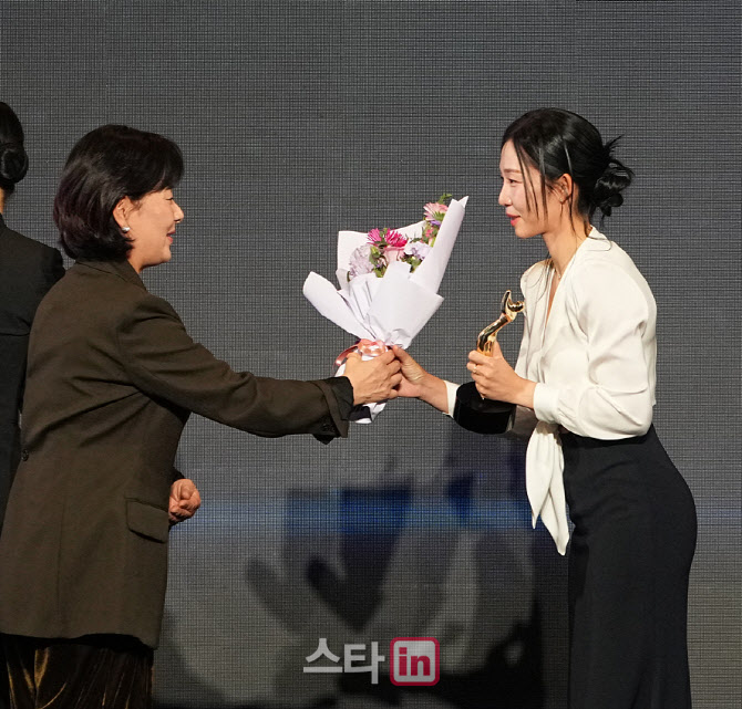 [포토]국내 특별상 수상 하는 배소현
