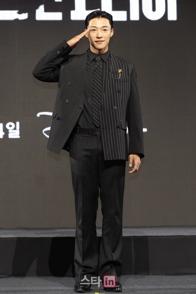 [포토]우도환, 칼각 경례
