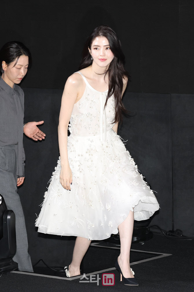 [포토]한소희, 어둠속에 빛나는 화이트 원피스