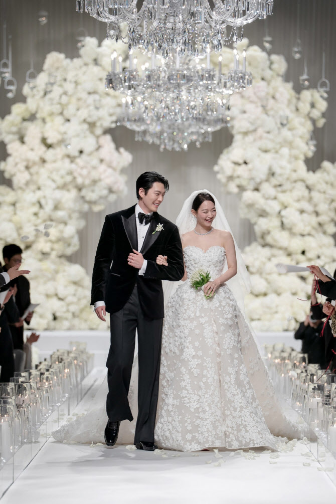 배우 신민아·김우빈 결혼식 사진 공개