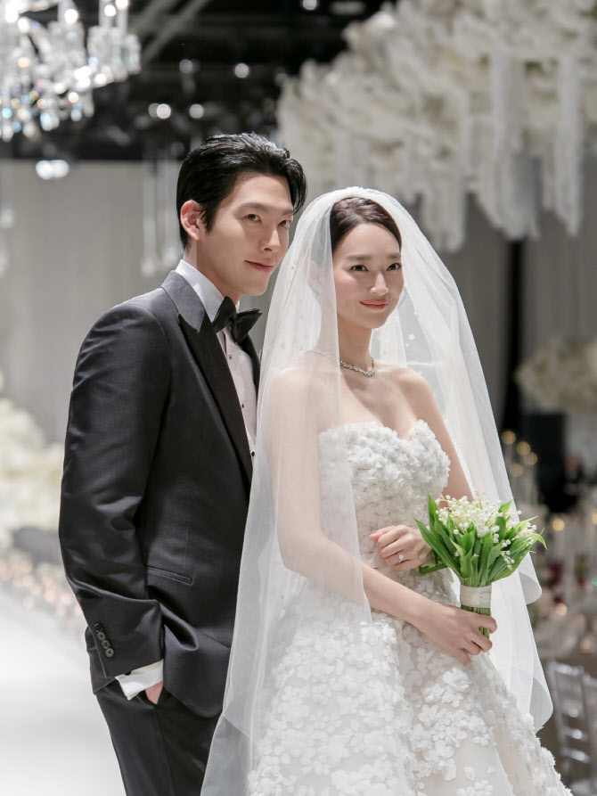 배우 신민아·김우빈 결혼식 사진 공개