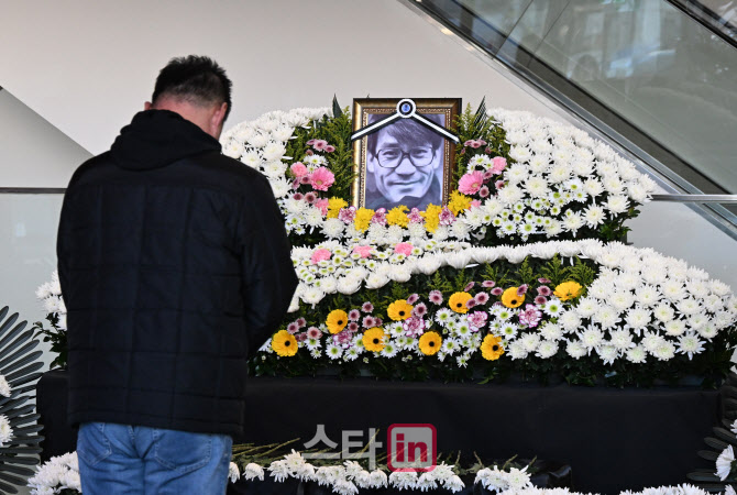 [포토]고(故) 배우 안성기 추모하는 발길 이어져
