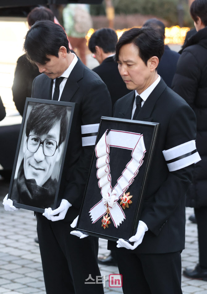 [포토]정우성-이정재, 故 안성기의 영정과 금관문화훈장