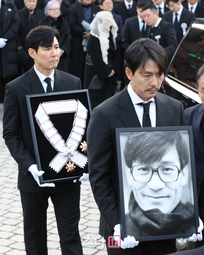 [포토]영결식을 위해 이동하는 고인의 영정과 금관훈장