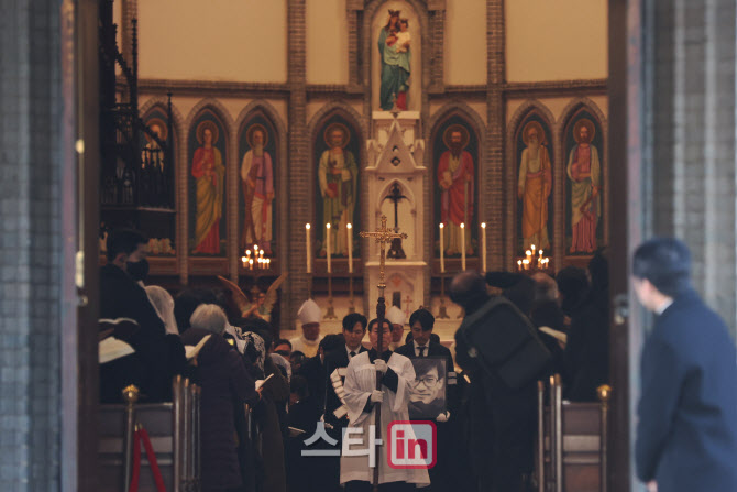 [포토]故 안성기의 장례 미사