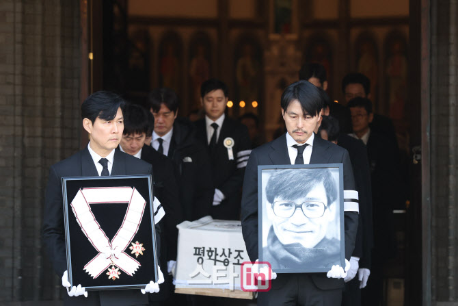 [포토]명동성당을 나서는 안성기 영정과 훈장