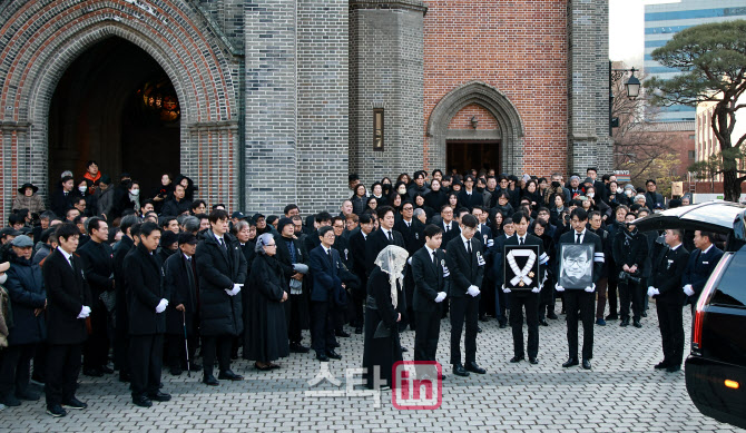 [포토]후배들의 배웅 속 떠나는 故 안성기의 마지막 길