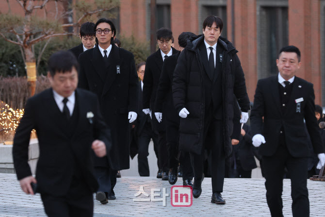 [포토]안성기 장례 미사 참석한 주지훈-유지태