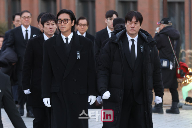 [포토]주지훈-유지태, 안성기 장례 미사 참석