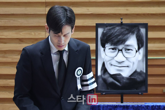 [포토]슬픔에 잠긴 고 안성기 子 안다빈씨