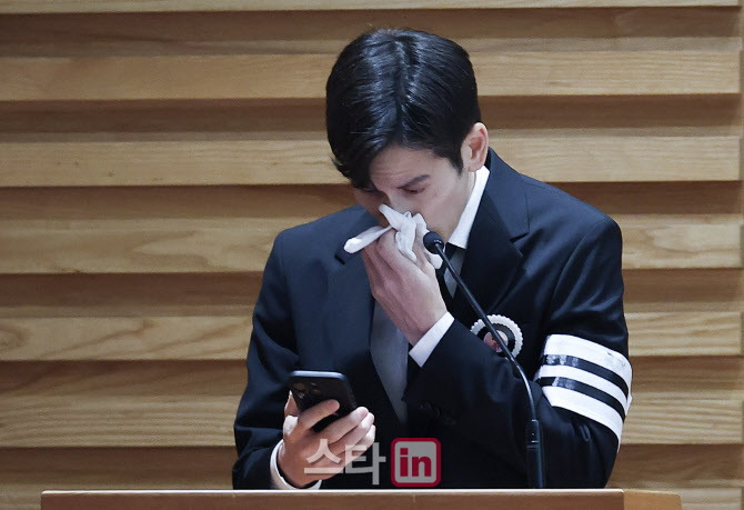 [포토]슬픔에 잠긴 안성기 子 안다빈 씨
