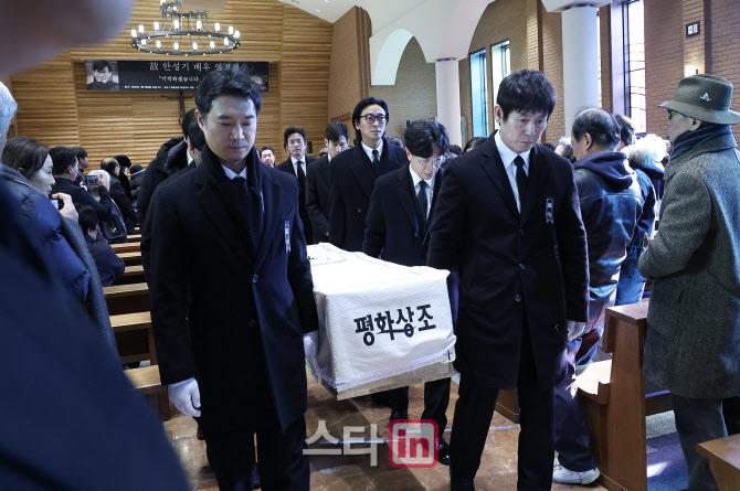 [포토]'국민 배우' 안성기 영결식 마치고 떠나는 운구