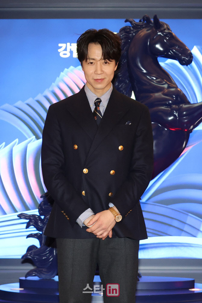 [포토]포즈 취하는 손종원 쉐프