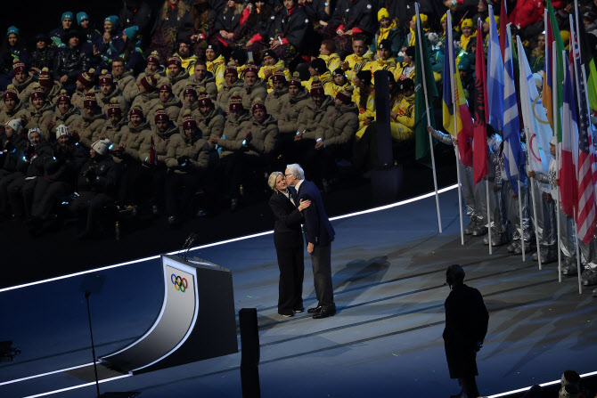 IOC 위원장에게 마이크 넘기는 조반니 말라고