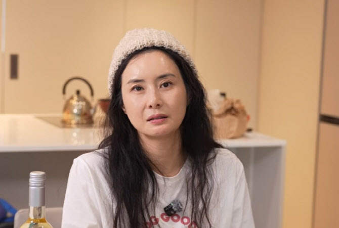 "싱글 아니다"…배우 최정윤, 5살 연하 사업가와 재혼 발표