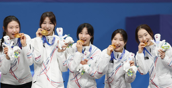심석희 밀고 최민정 달렸다... 갈등 풀고 원팀으로 이뤄낸 '金'