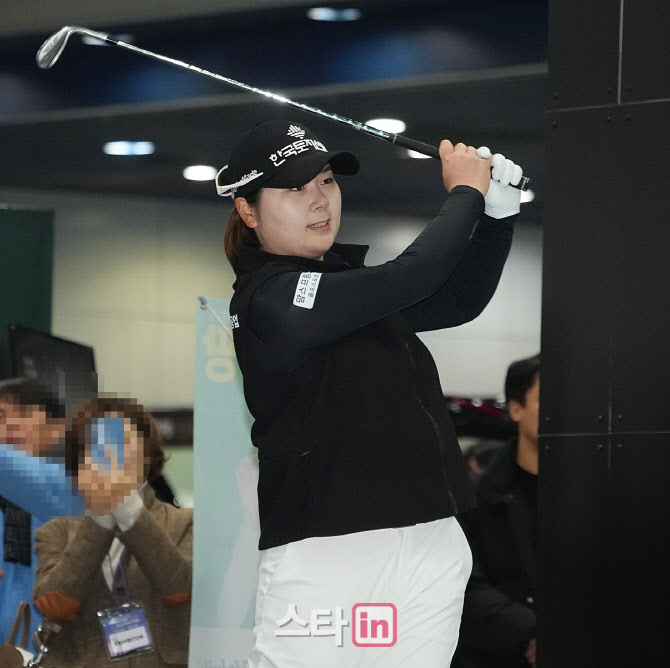 [포토]홍정민,미소 아이언샷