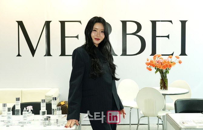 [포토]안신애,다양한 제품 만나보세요
