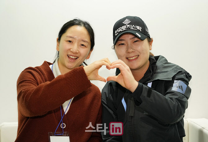 [포토]박채윤-홍정민,미소 하트로 인사해요