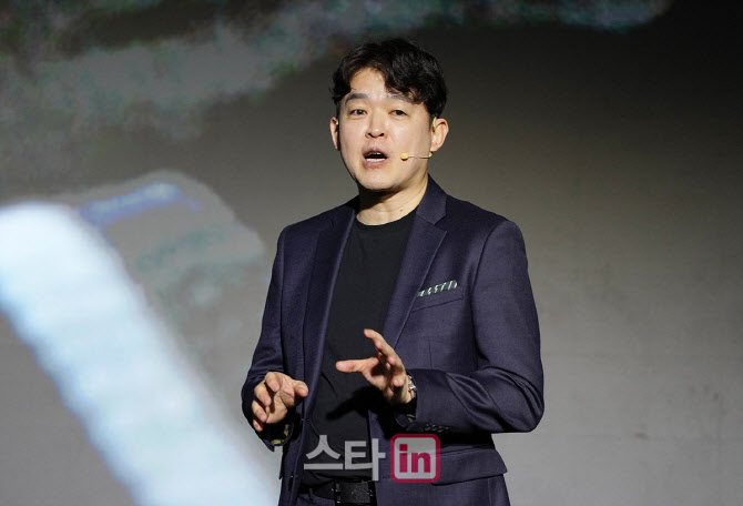 [포토]한승협 팀장,첨단 소재의 원단입니다