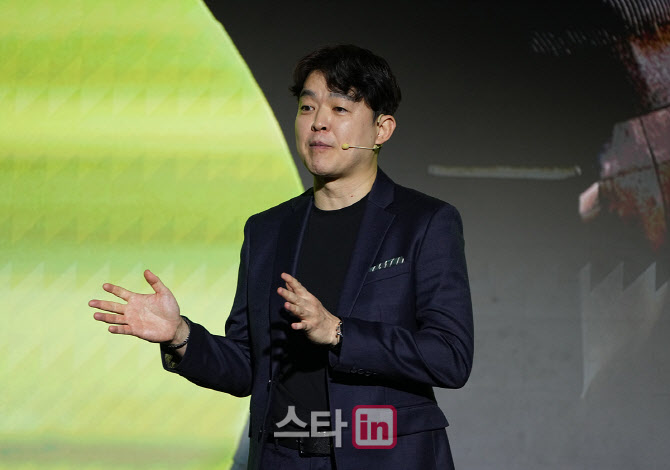 [포토]한승협 팀장,신기술이 적용된 어패럴입니다