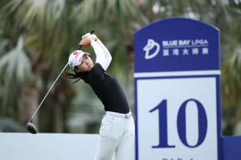 발목 부상 딛고 ‘보기프리 66타’…황유민, 블루베이 LPGA 공동 선두 출발(종합)